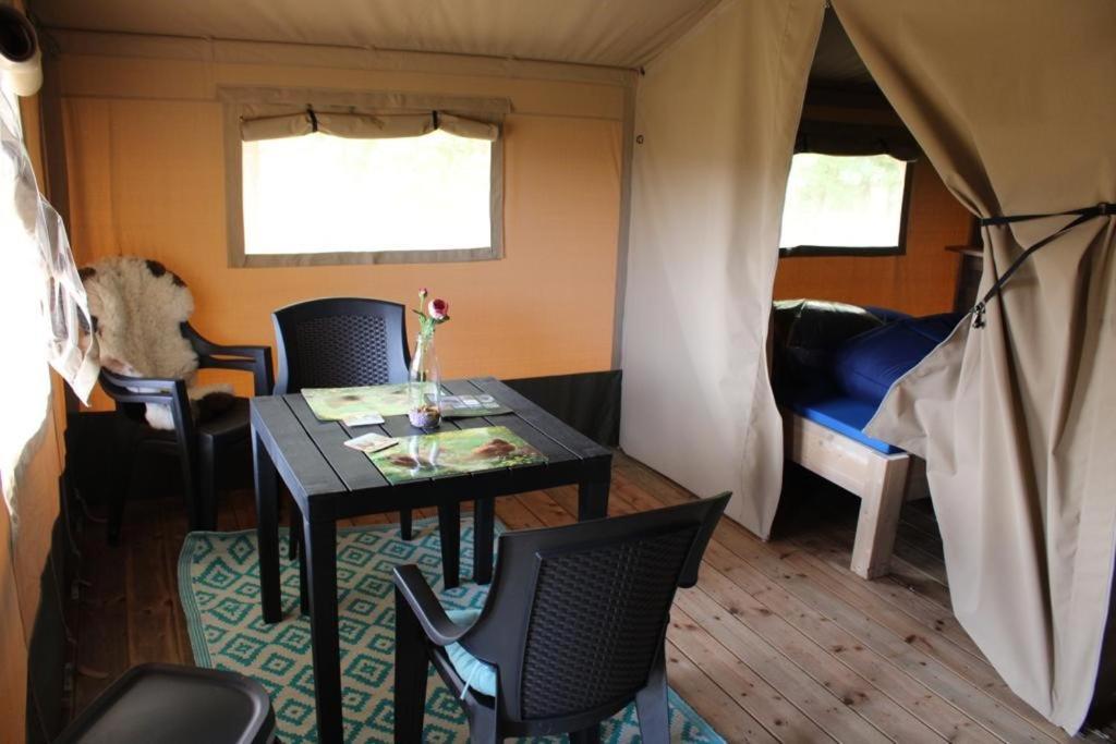 Camping De Waterbuffelfarm Oldemarkt Quarto foto